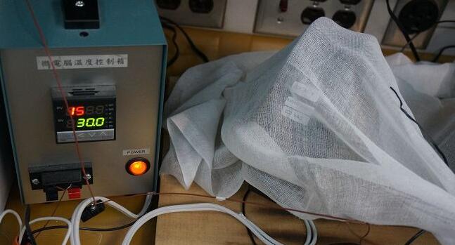 進行堵轉測試中的馬達。以紗布覆蓋并不是為了防泄密，而是標淮的測試流程，其目的是模擬實際居家環境中，馬達周邊可能會有易燃的材質