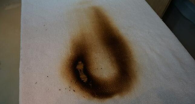 又是一款測試未過的產品，不過基于保密原則，只能展示被燒毀的紗布。