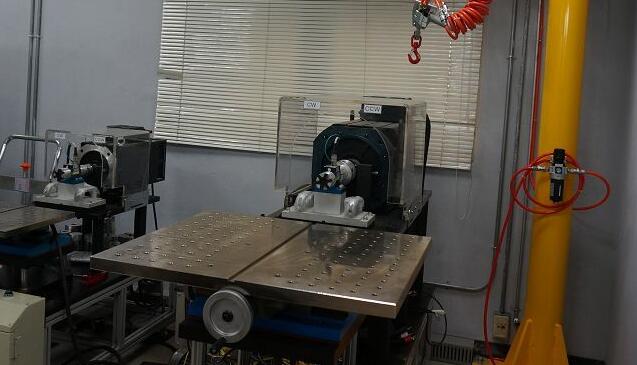 如果是比較大型的馬達，進行堵轉會產生強大的扭力，這時就必須透過一些專門的夾具設備固定之后進行測試。