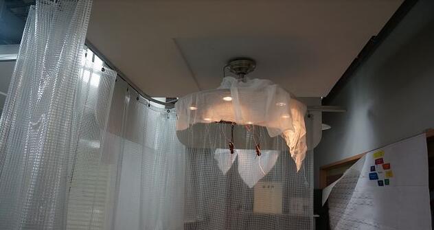 正在進行堵轉測試的天花板吊扇燈具，同樣會覆蓋紗布，其實這紗布也有學問，因為連紗布的材質、網目數都有嚴格規定。
