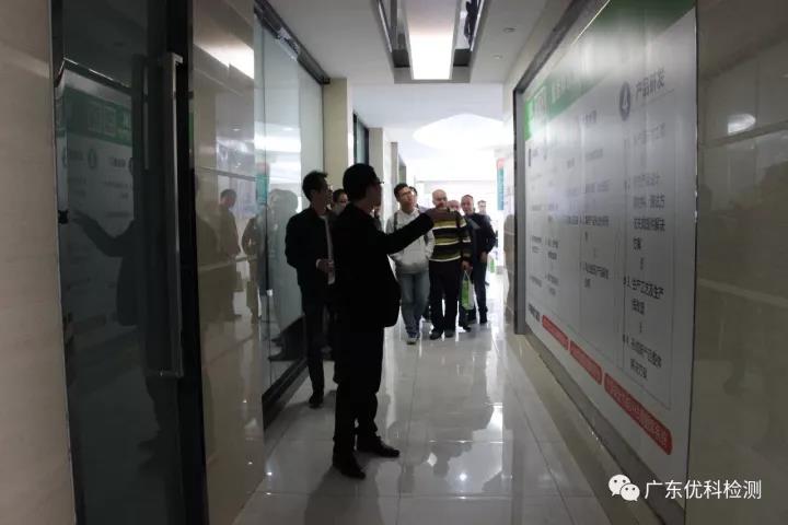 UK工程部經(jīng)理袁華剖析了優(yōu)科檢測認(rèn)證服務(wù)優(yōu)勢、現(xiàn)場解答客戶疑惑、帶領(lǐng)大家觀摩實驗室