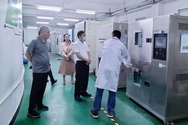 常平鎮(zhèn)鎮(zhèn)長(zhǎng)李中文領(lǐng)導(dǎo)一行蒞臨優(yōu)科參觀指導(dǎo)